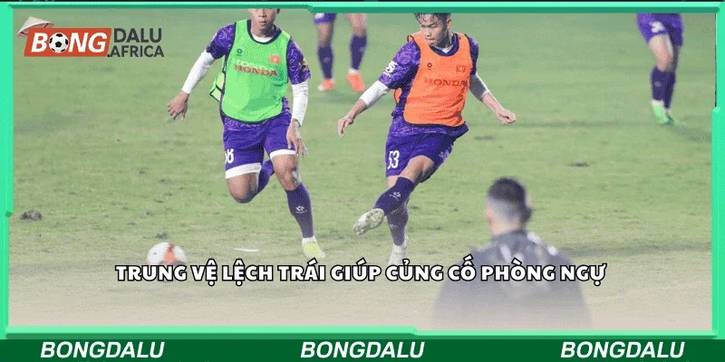 Trung vệ lệch trái giúp củng cố phòng ngự